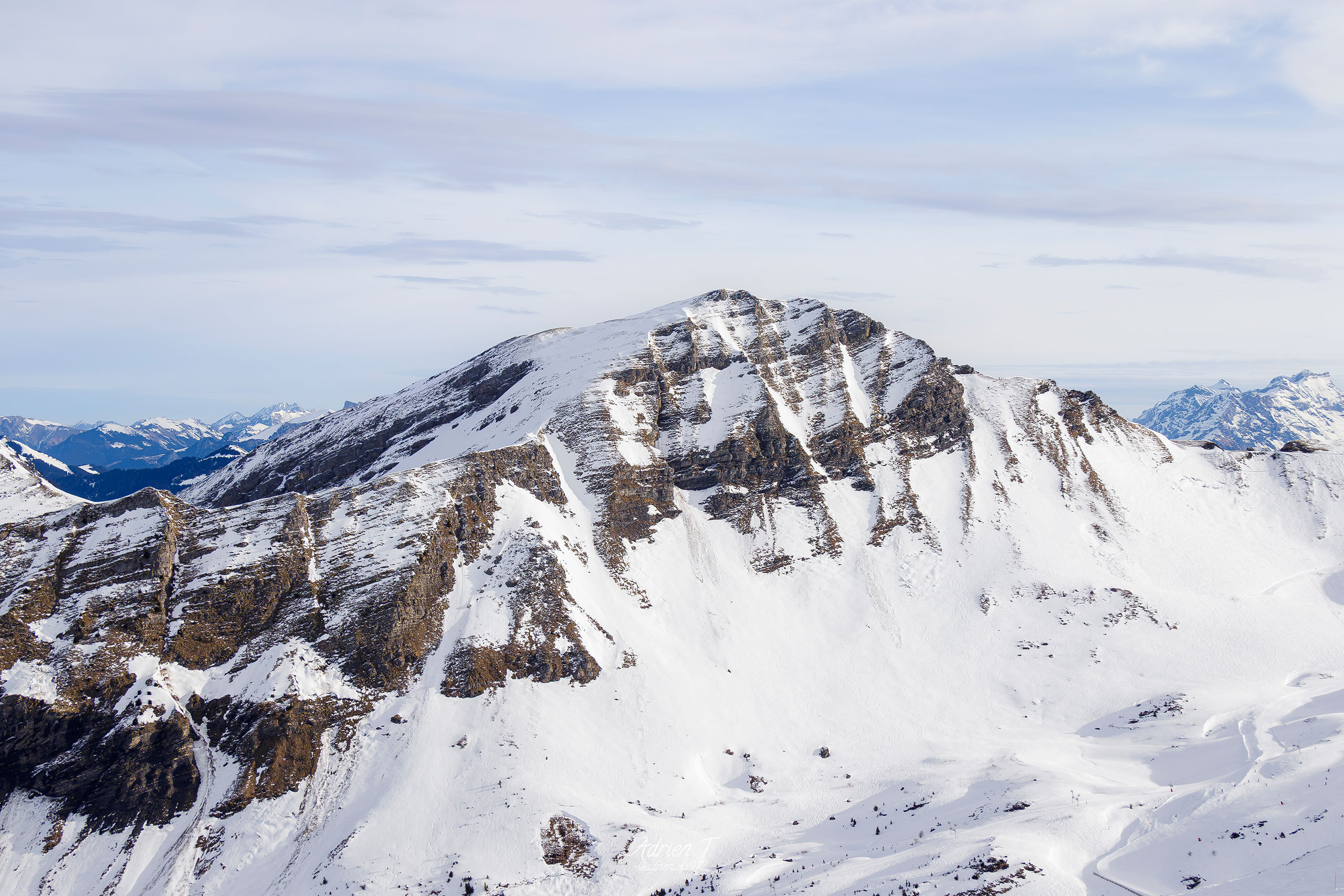 Photo de randonnée dans les Pyrénées, sur le chemin en direction du col des Sarradets. Vue sur le Pic de la Pahule et le Mont Mourgat.