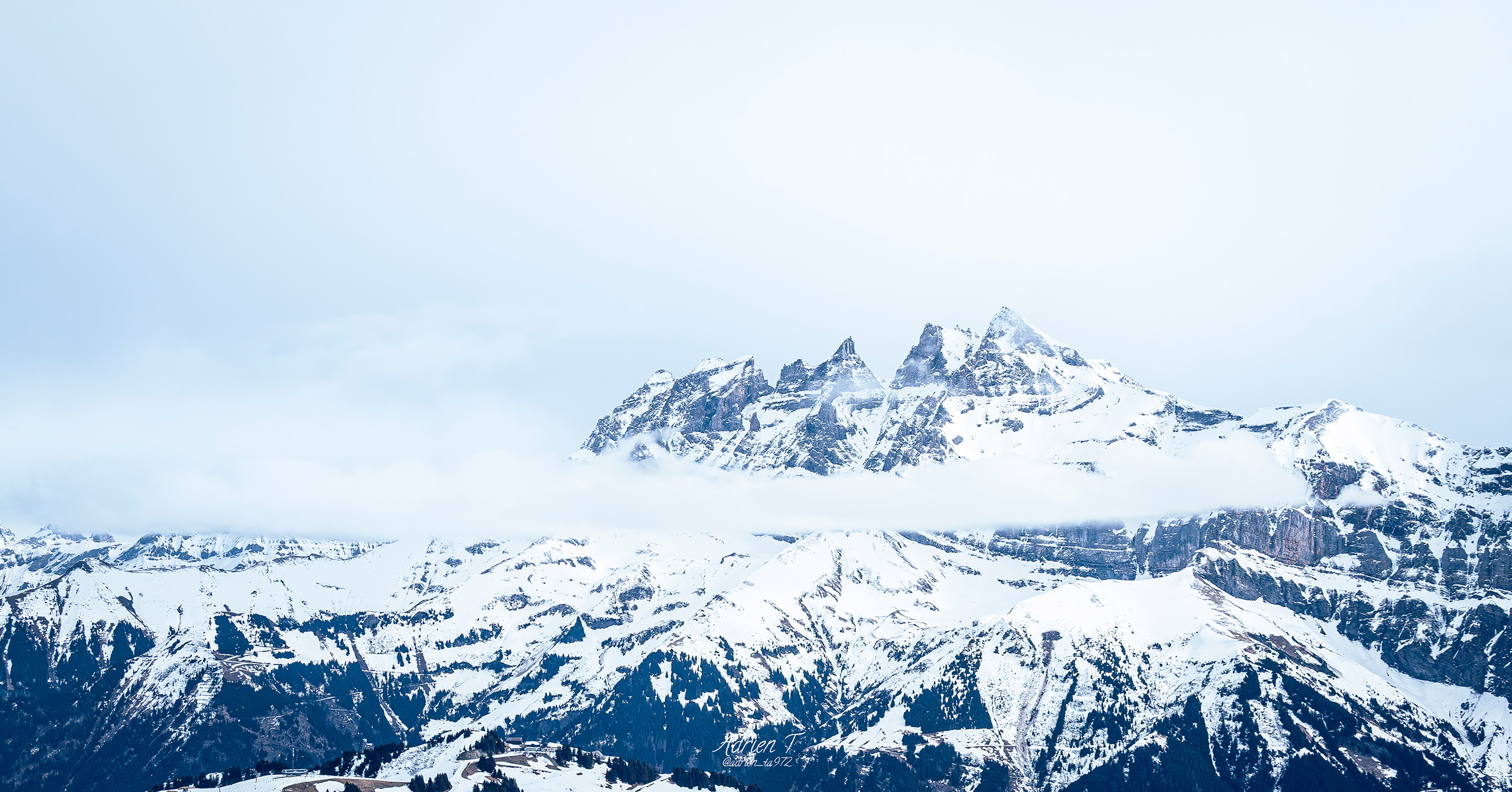 Photo de randonnée dans les Pyrénées, sur le chemin en direction du col des Sarradets. Vue sur le Pic de la Pahule et le Mont Mourgat.