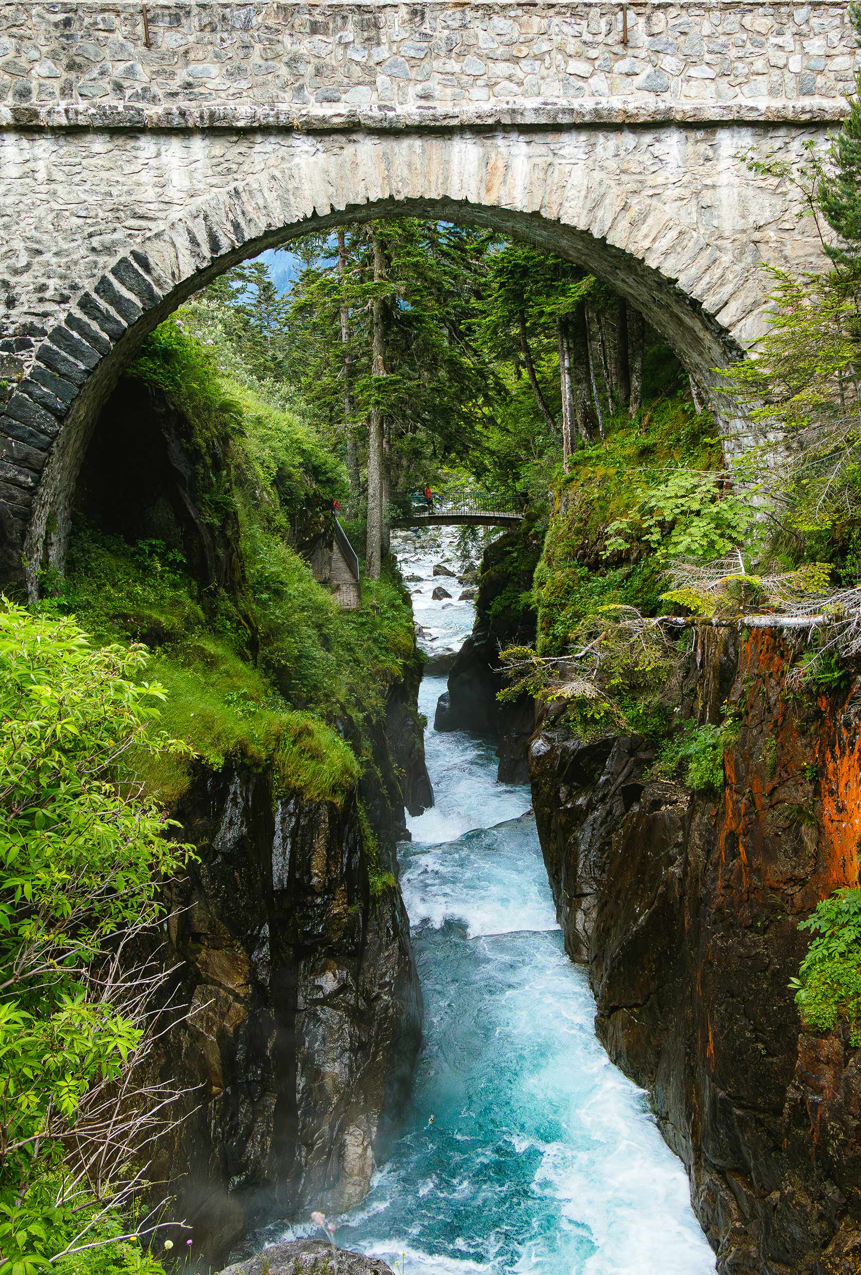 Photo de randonnée dans les Pyrénées, sur le chemin en direction du col des Sarradets. Vue sur le Pic de la Pahule et le Mont Mourgat.