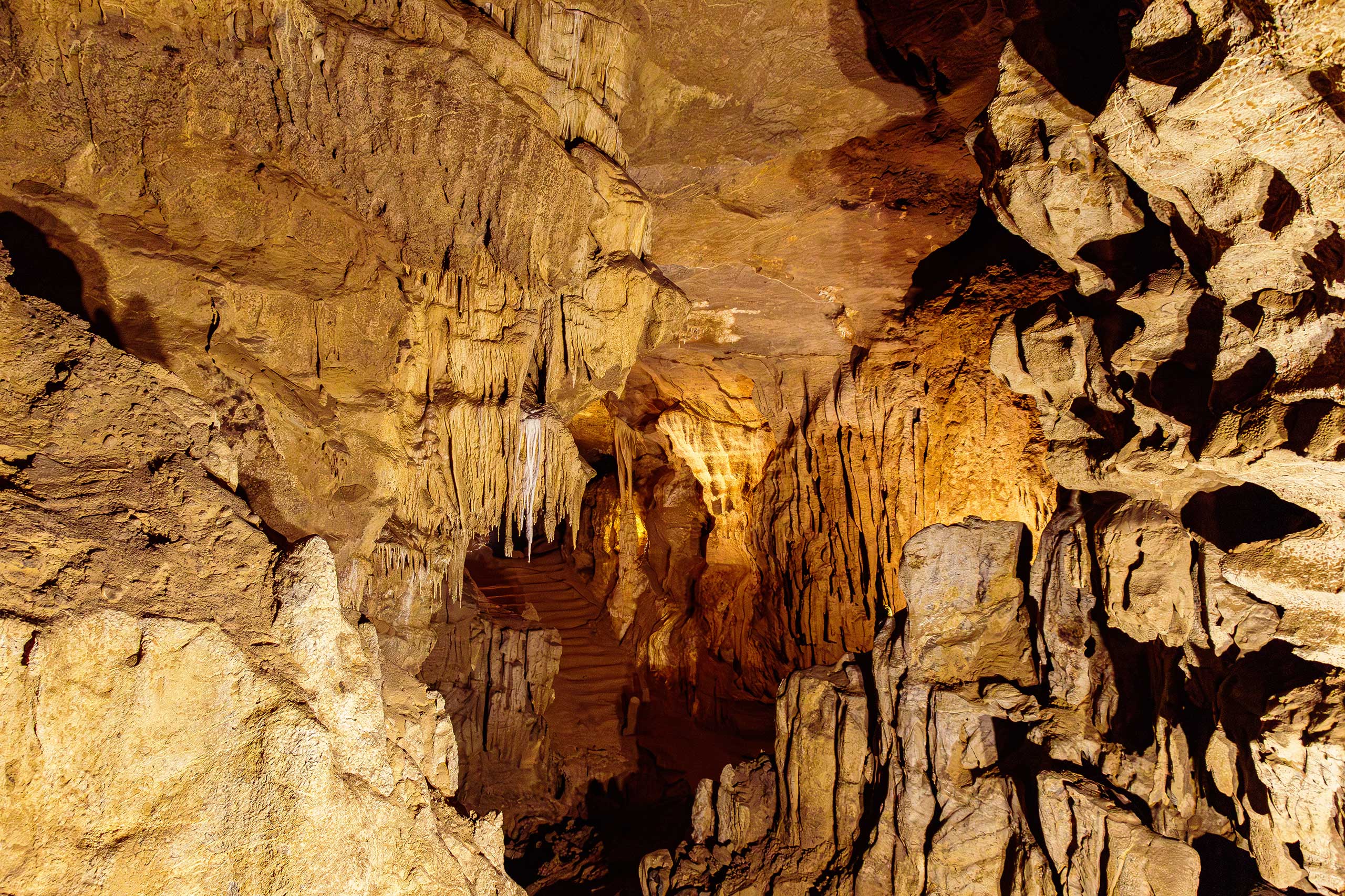 Photo de randonnée dans les Pyrénées, sur le chemin en direction du col des Sarradets. Vue sur le Pic de la Pahule et le Mont Mourgat.