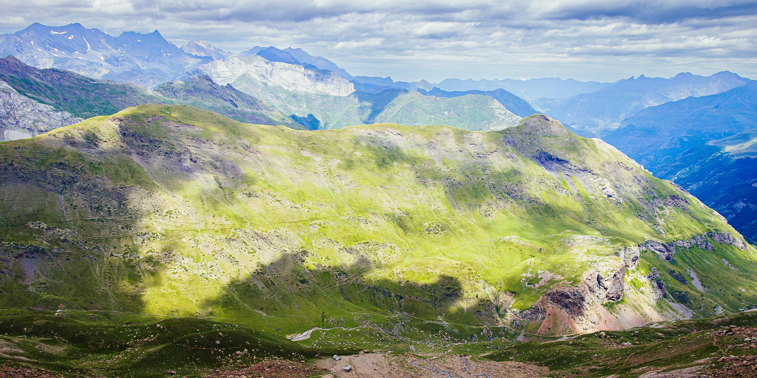 Photo de randonnée dans les Pyrénées, sur le chemin en direction du col des Sarradets. Vue sur le Pic de la Pahule et le Mont Mourgat.