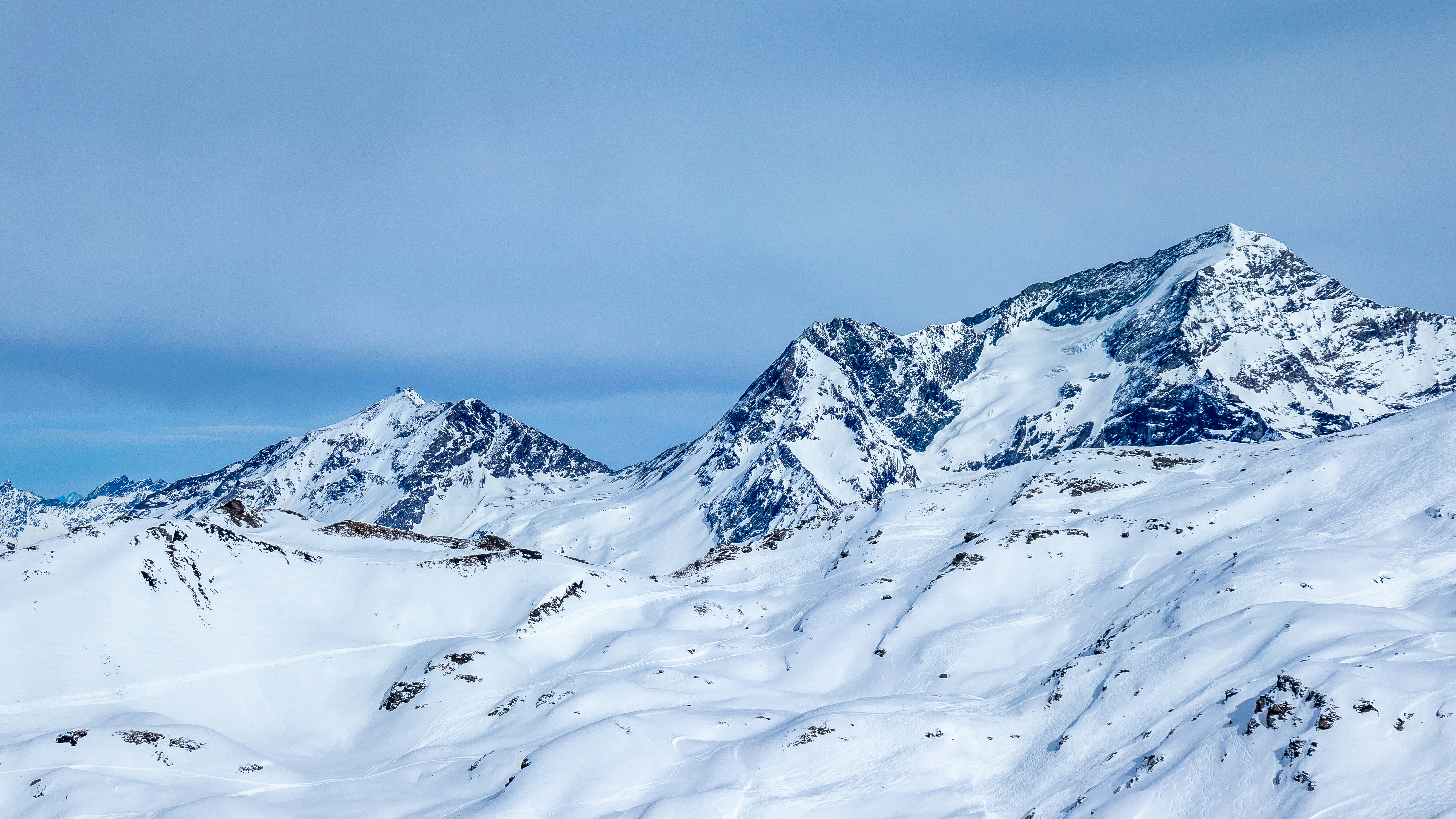 Photo de randonnée dans les Pyrénées, sur le chemin en direction du col des Sarradets. Vue sur le Pic de la Pahule et le Mont Mourgat.
