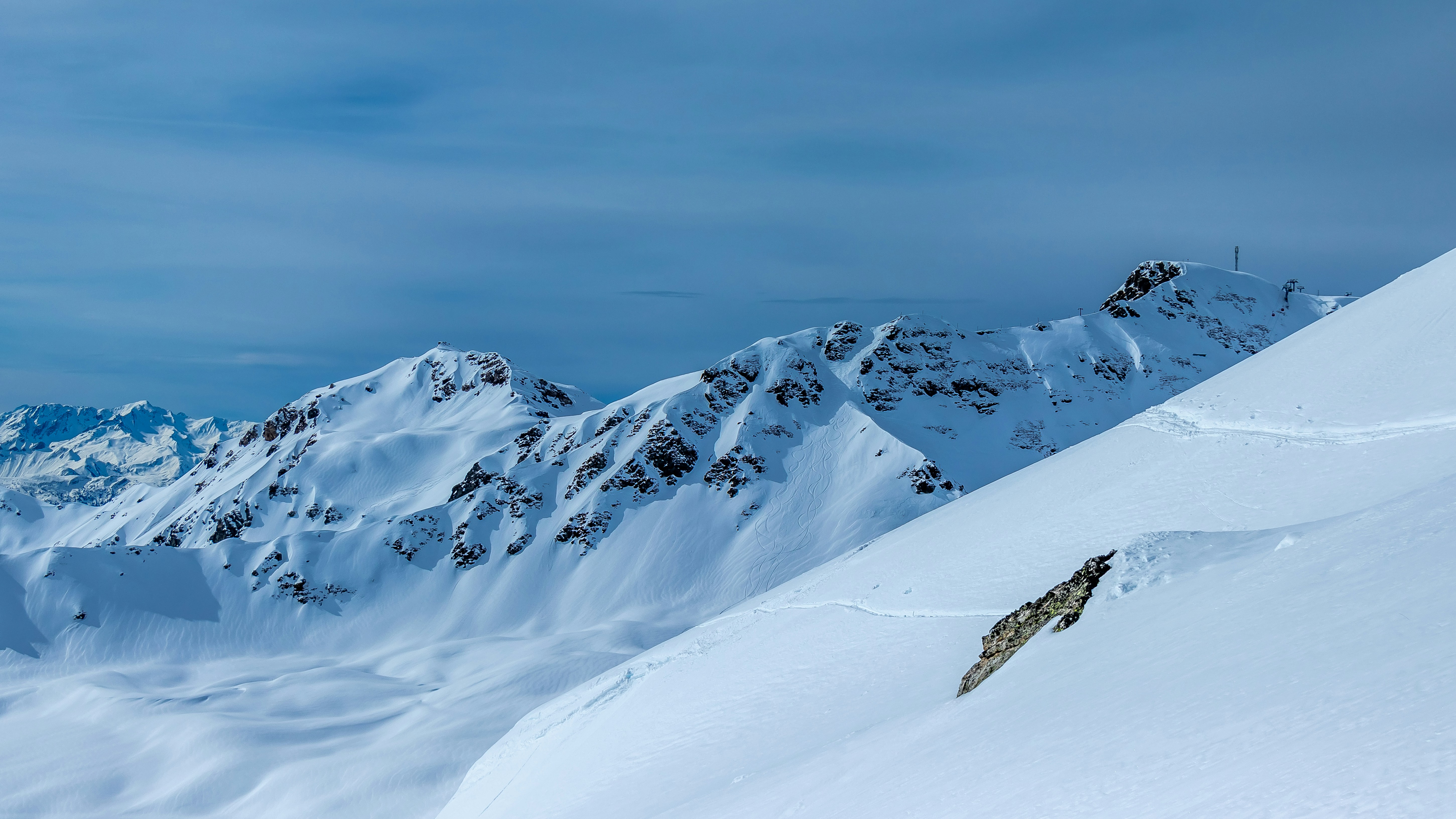 Photo de randonnée dans les Pyrénées, sur le chemin en direction du col des Sarradets. Vue sur le Pic de la Pahule et le Mont Mourgat.